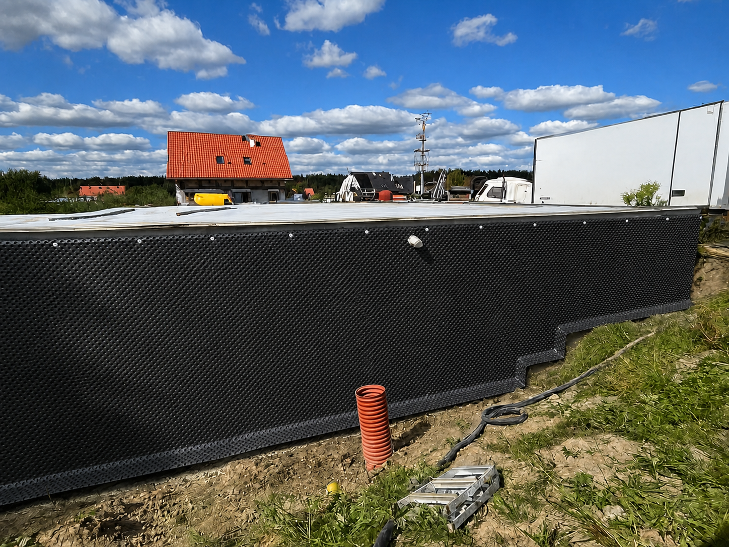 Izolacja fundamentu zabezpieczona folią kubełkową